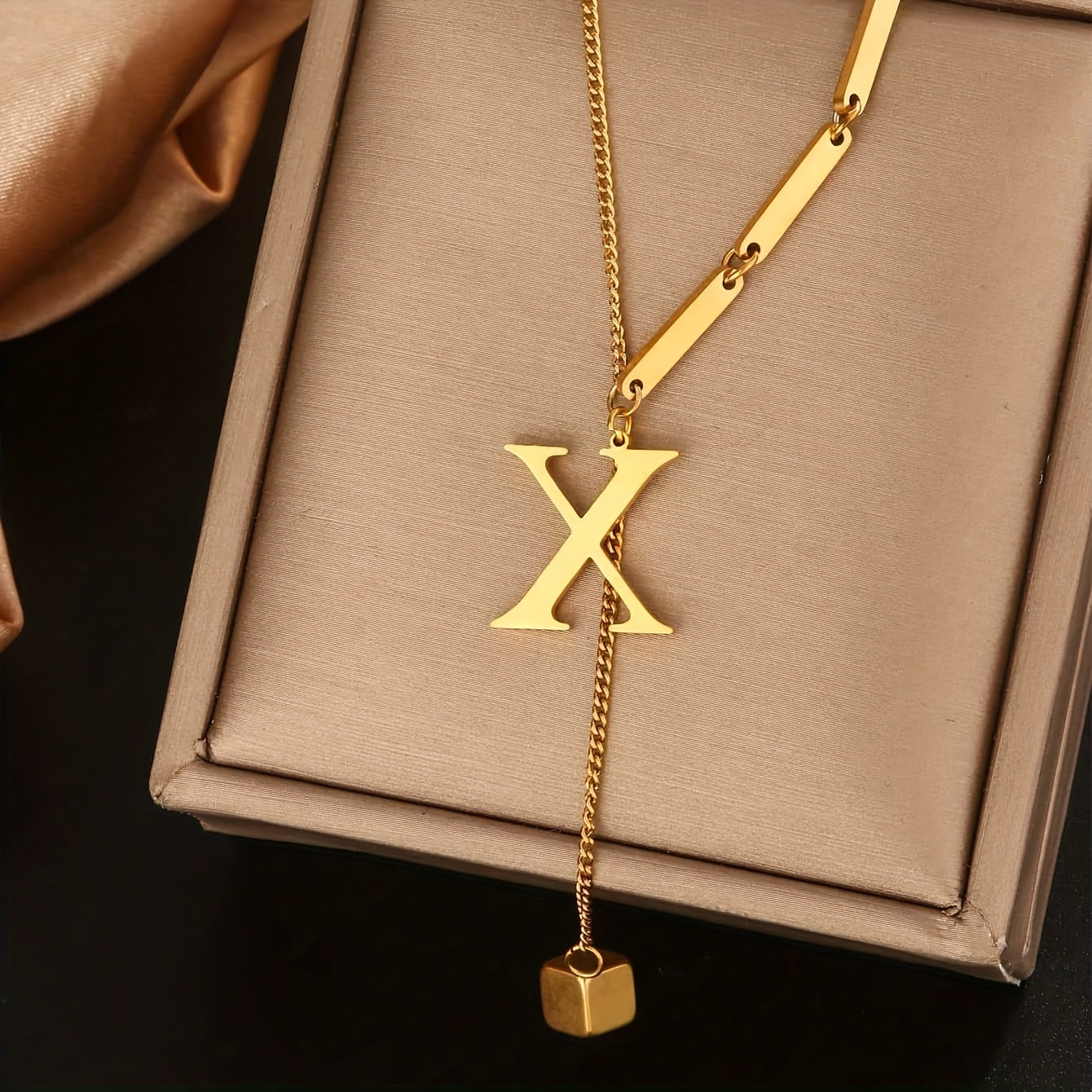 Collier Tendance à Pampilles avec 26 Lettres pour Femme – Pendentif en Acier Inoxydable Plaqué Or 18K, Design en Forme de Y avec Grelots Élégants, Idéal pour le Port Quotidien et comme Cadeau Raffiné