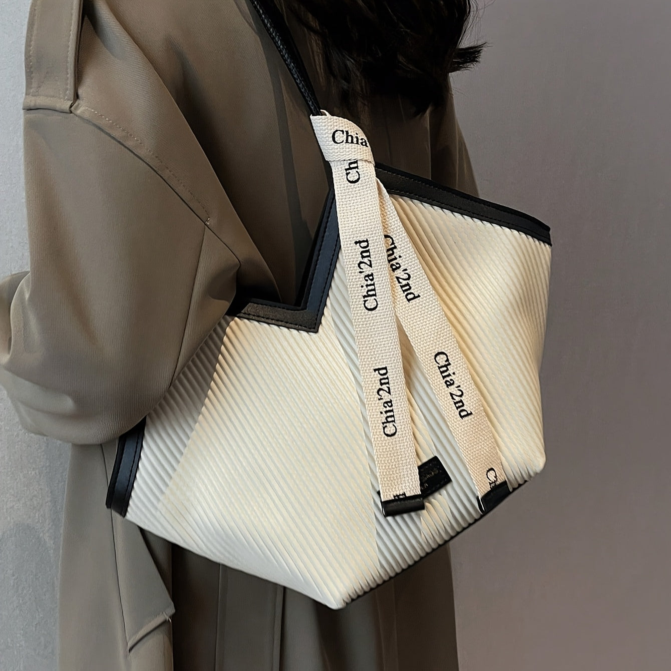 Sac cabas femme élégant blanc à détails noirs – design structuré à rayures embossées, anses doubles, foulard décoratif et fermeture zippée, idéal pour le travail, le shopping ou les voyages.