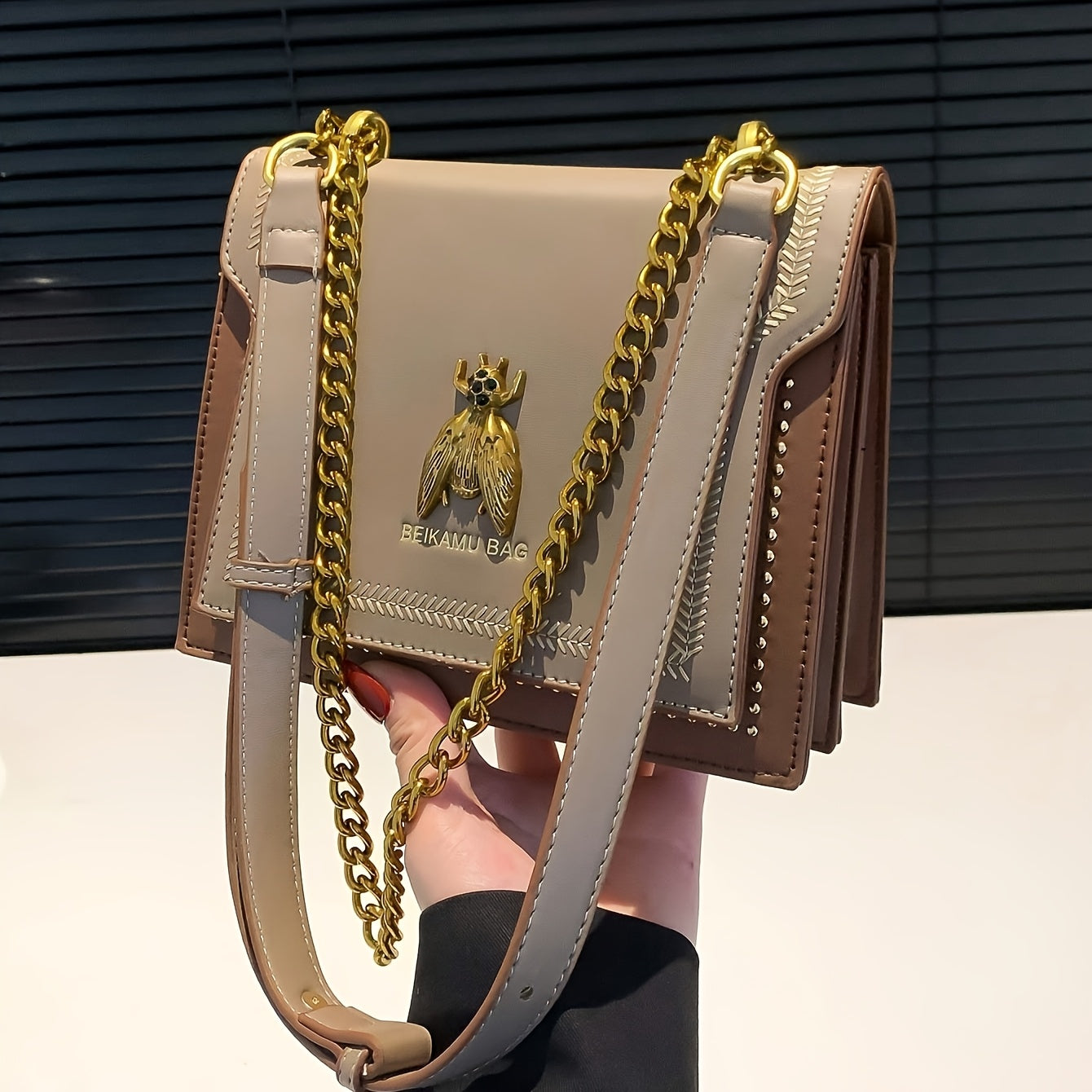 Sac bandoulière femme – fermeture magnétique, synthétique, chaîne, compact, beige/rouge/noir, élégant pour bureau, voyage et soirées