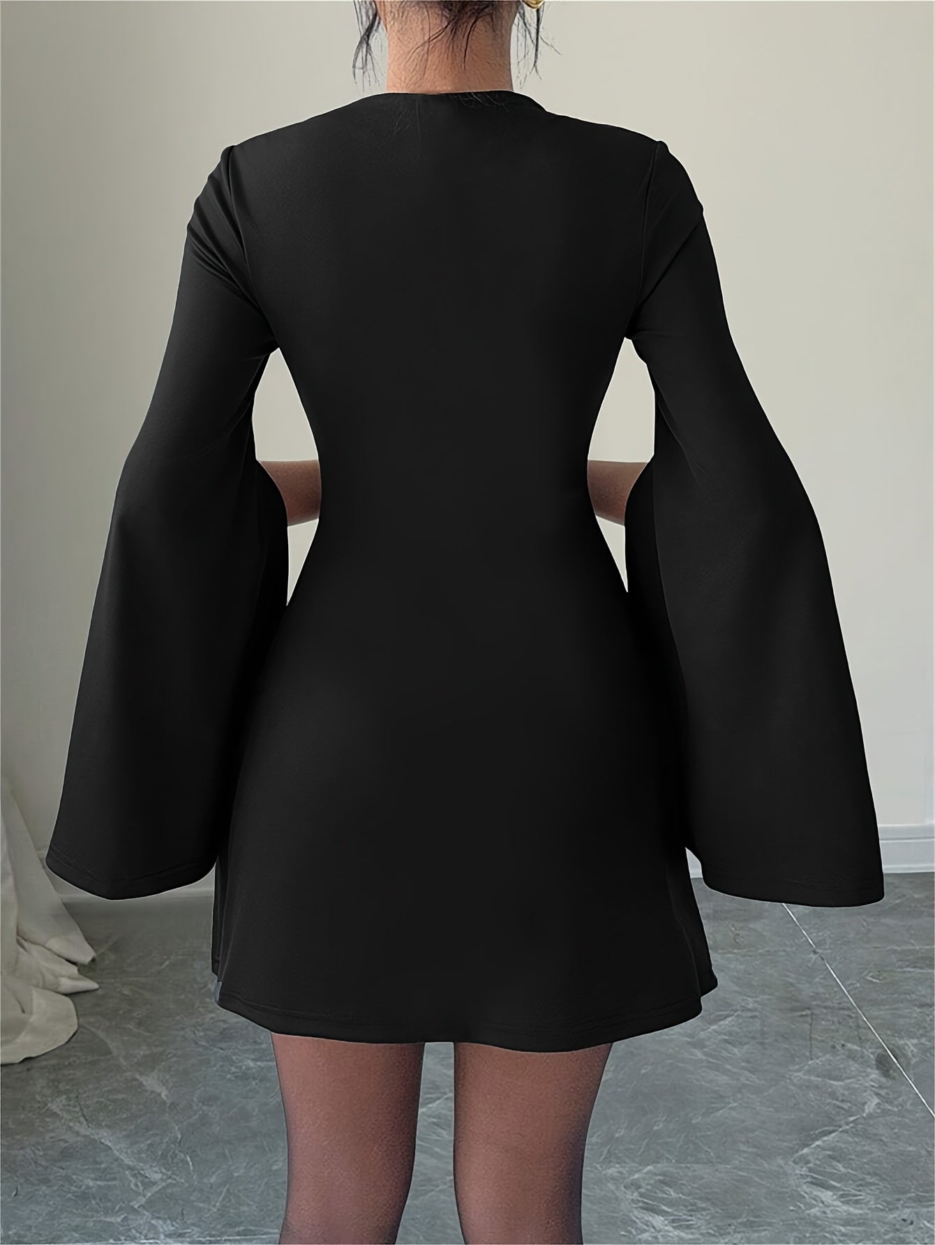 Robe ajustée élégante femme – Col rond, fausses poches, tissu légèrement extensible