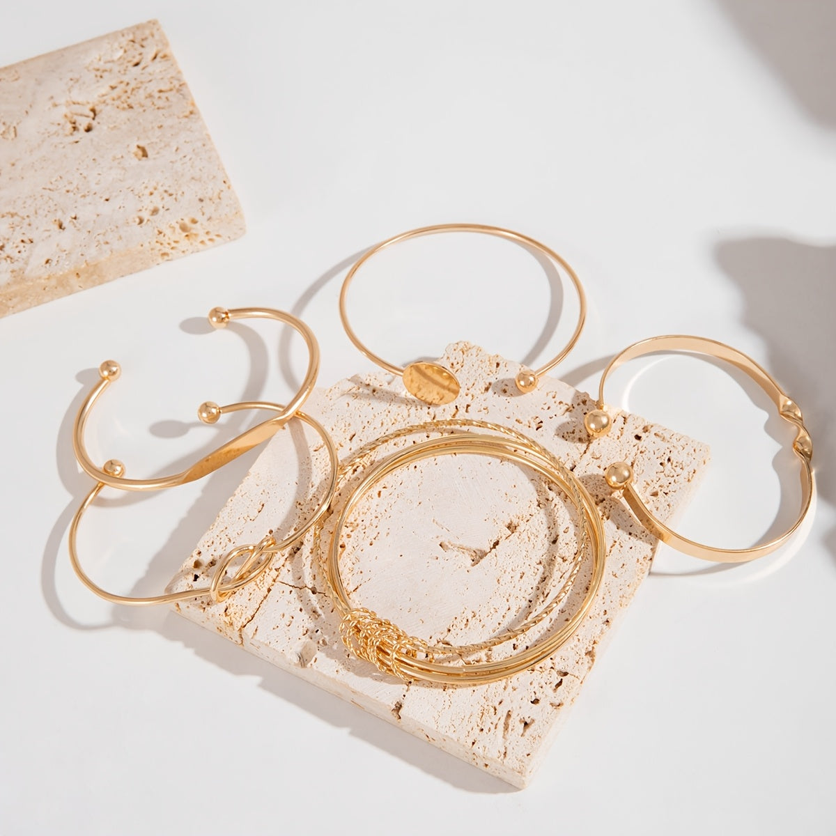 Bracelet métallique tendance et polyvalent, design nœud ouvert et bangle rond torsadé, disponible à l’unité ou par lot de 5, cadeau idéal pour le travail, usage quotidien, soirées ou entre amis