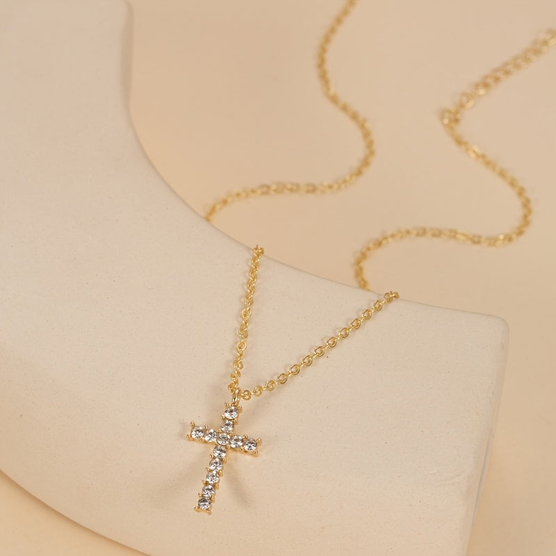 Collier Femme Élégant – Pendentif Croix avec Strass, Plaqué Or KC en Alliage de Zinc, Design Simple et Stylé, Idéal Quotidien et Soirées, Cadeau Parfait pour Halloween, Noël, Pâques