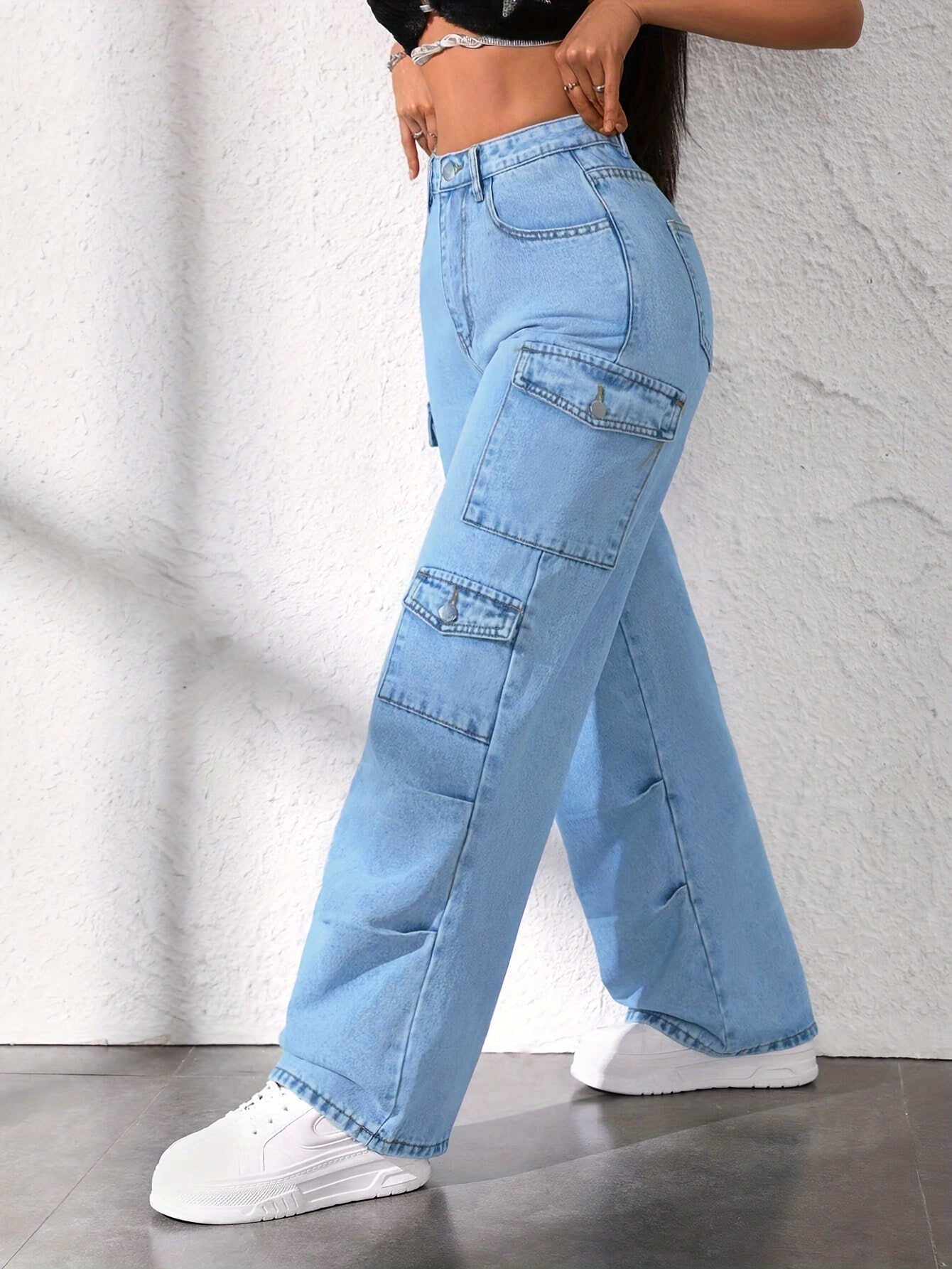 Jean cargo taille haute pour femme avec poches multiples - Denim stretch bleu clair délavé, coupe ample, jambes larges