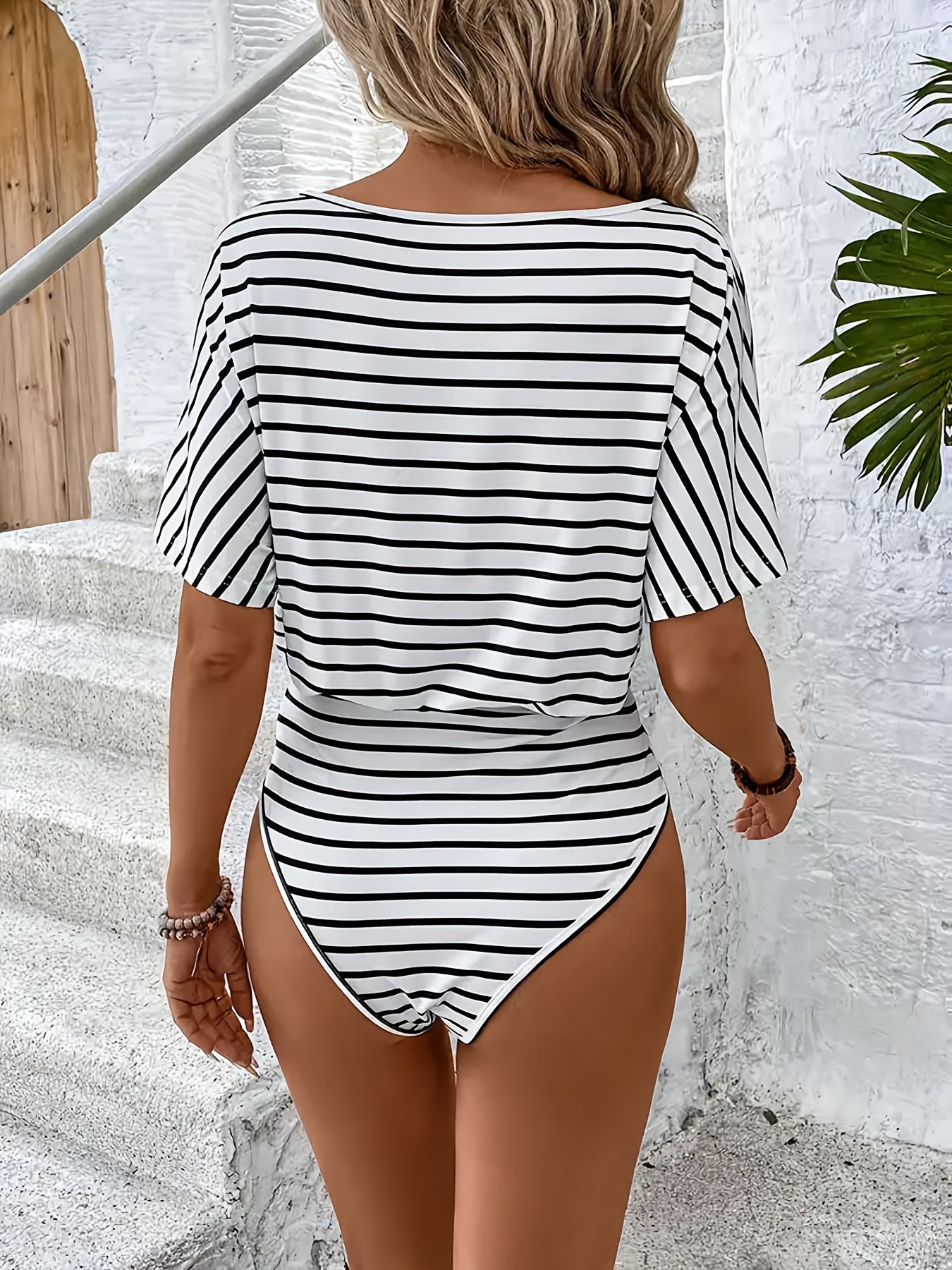 Body femme d'été à rayures noires et blanches, manches courtes, coupe ample, col rond, en polyester léger, idéal pour la plage ou les vacances