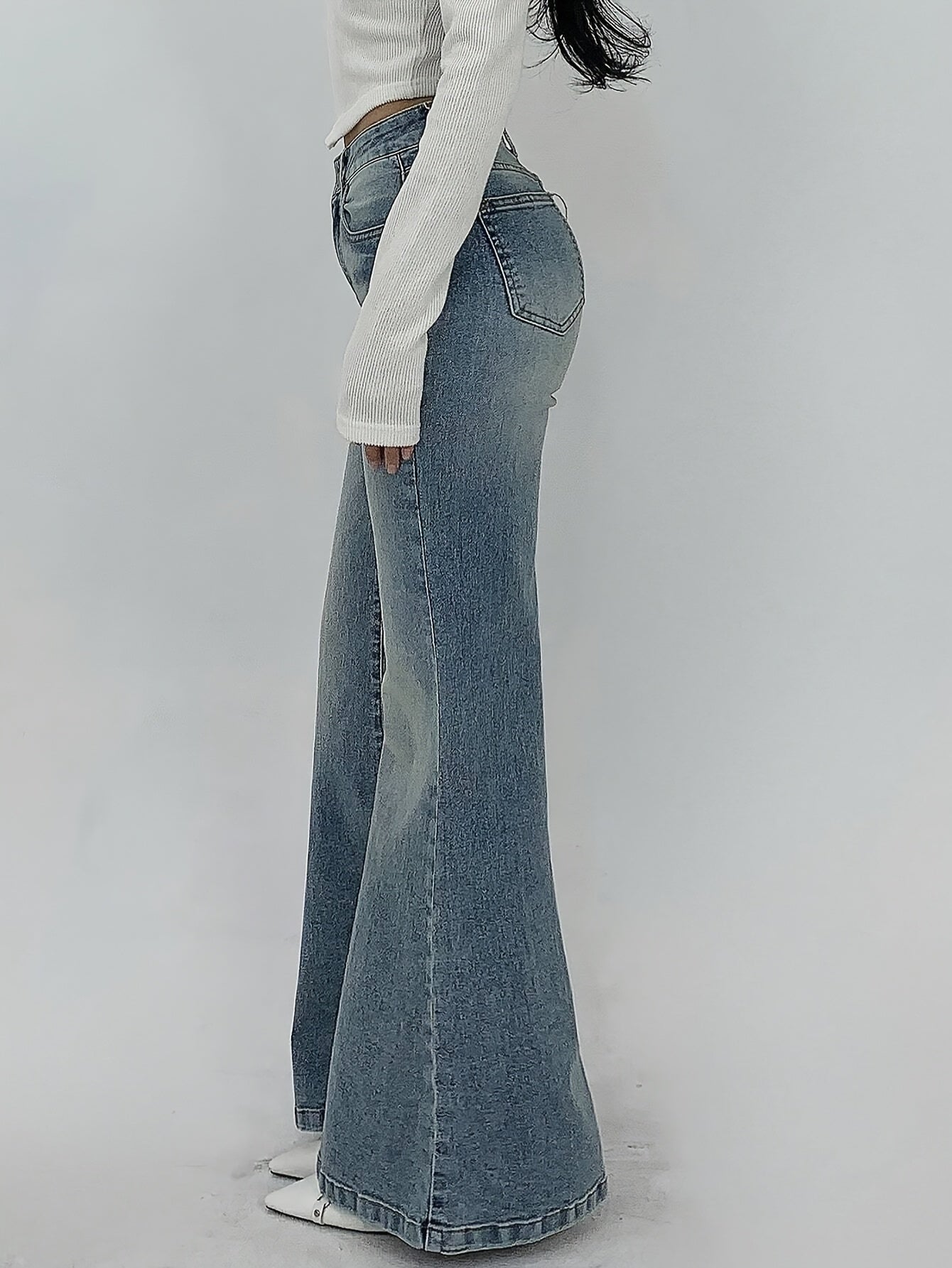 Jean évasé slim élégant pour femmes – Denim extensible, boutons décoratifs, polyvalent et stylé, bleu foncé, toutes saisons