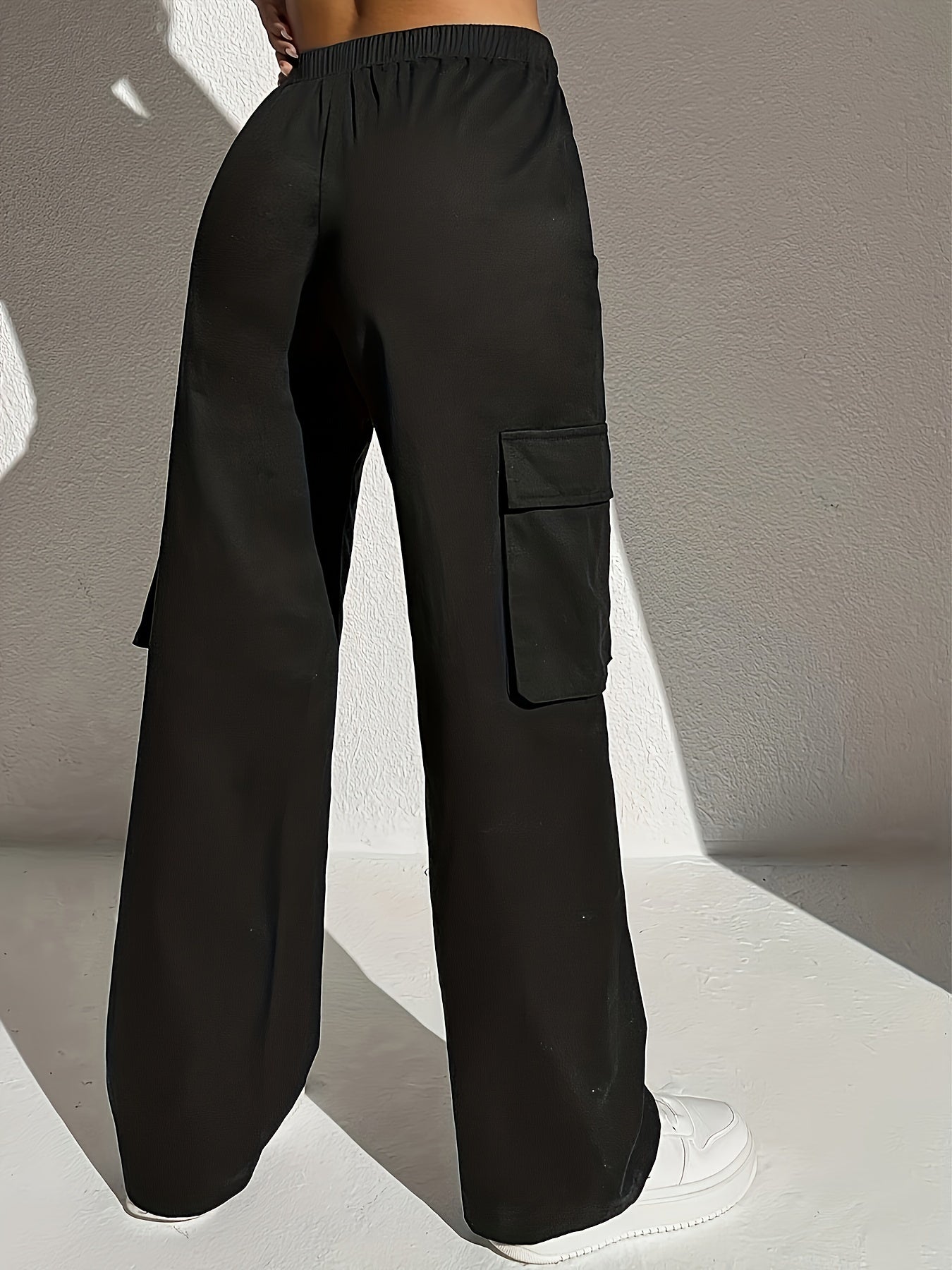 Ensemble deux pièces : salopette noire et vert militaire tendance et polyvalente avec grandes poches