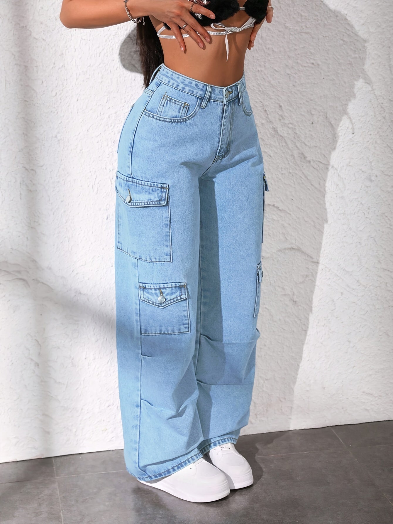 Jean cargo taille haute pour femme avec poches multiples - Denim stretch bleu clair délavé, coupe ample, jambes larges