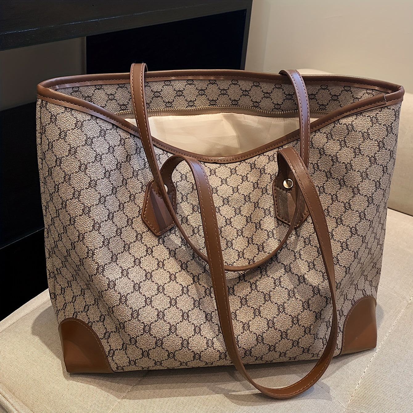 Sac fourre-tout grande capacité pour femmes – motif géométrique, fermeture zippée, doublure polyester, disponible en café/gris/blanc, spacieux et polyvalent pour travail, voyage et usage quotidien