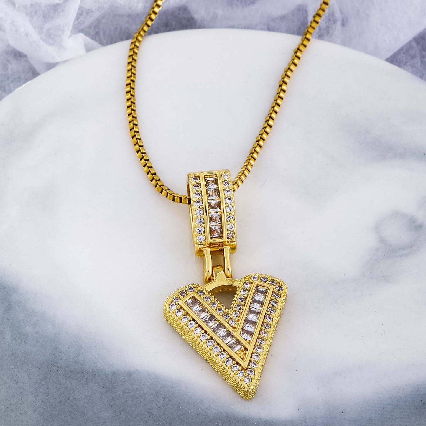 Collier femme style hip-hop avec pendentif lettre, cuivre plaqué or 18K et zirconia synthétique, chaîne plaquée or 18K, bijou élégant pour usage quotidien ou occasions spéciales