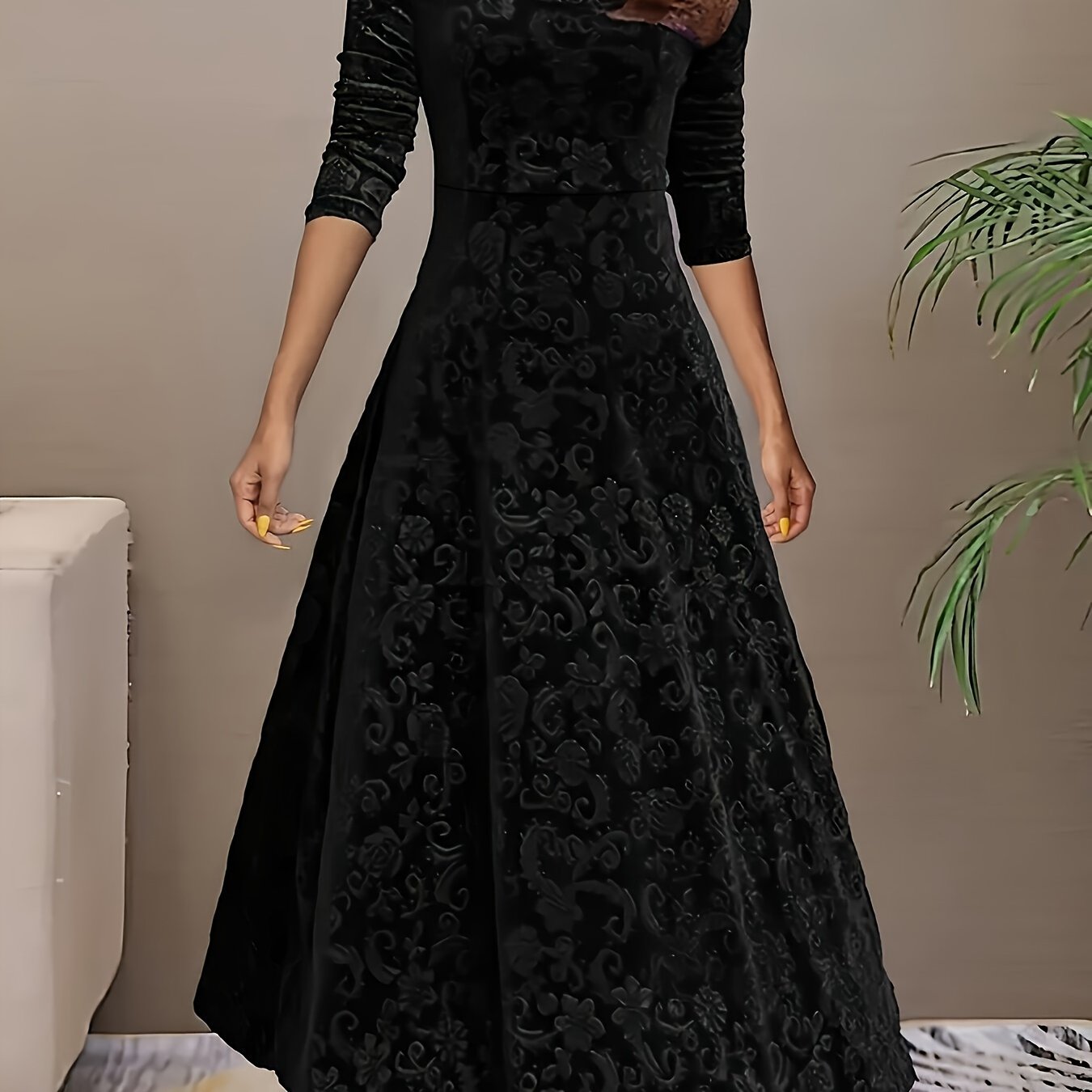 Robe longue en velours à motif floral et manches longues, encolure carrée, idéale pour le Nouvel An. Design élégant