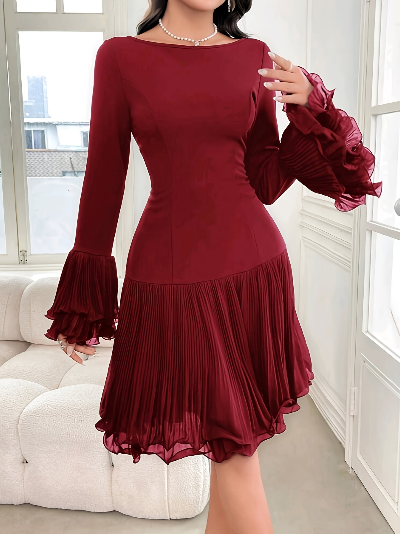 Robe Plissée Slim-Fit avec Ourlet à Volants et Poignets