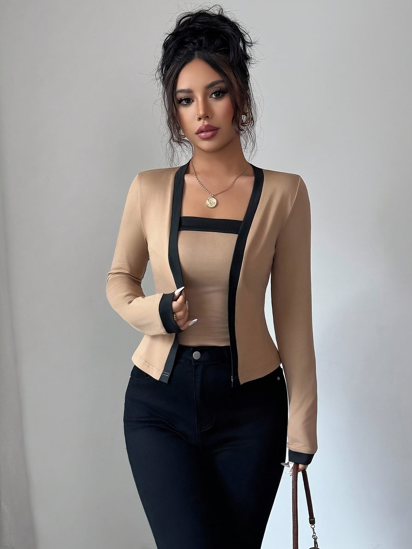 Chemisier bicolore élégant pour femmes, col carré, manches longues, style polyvalent toutes saisons, tenue décontractée ou formelle