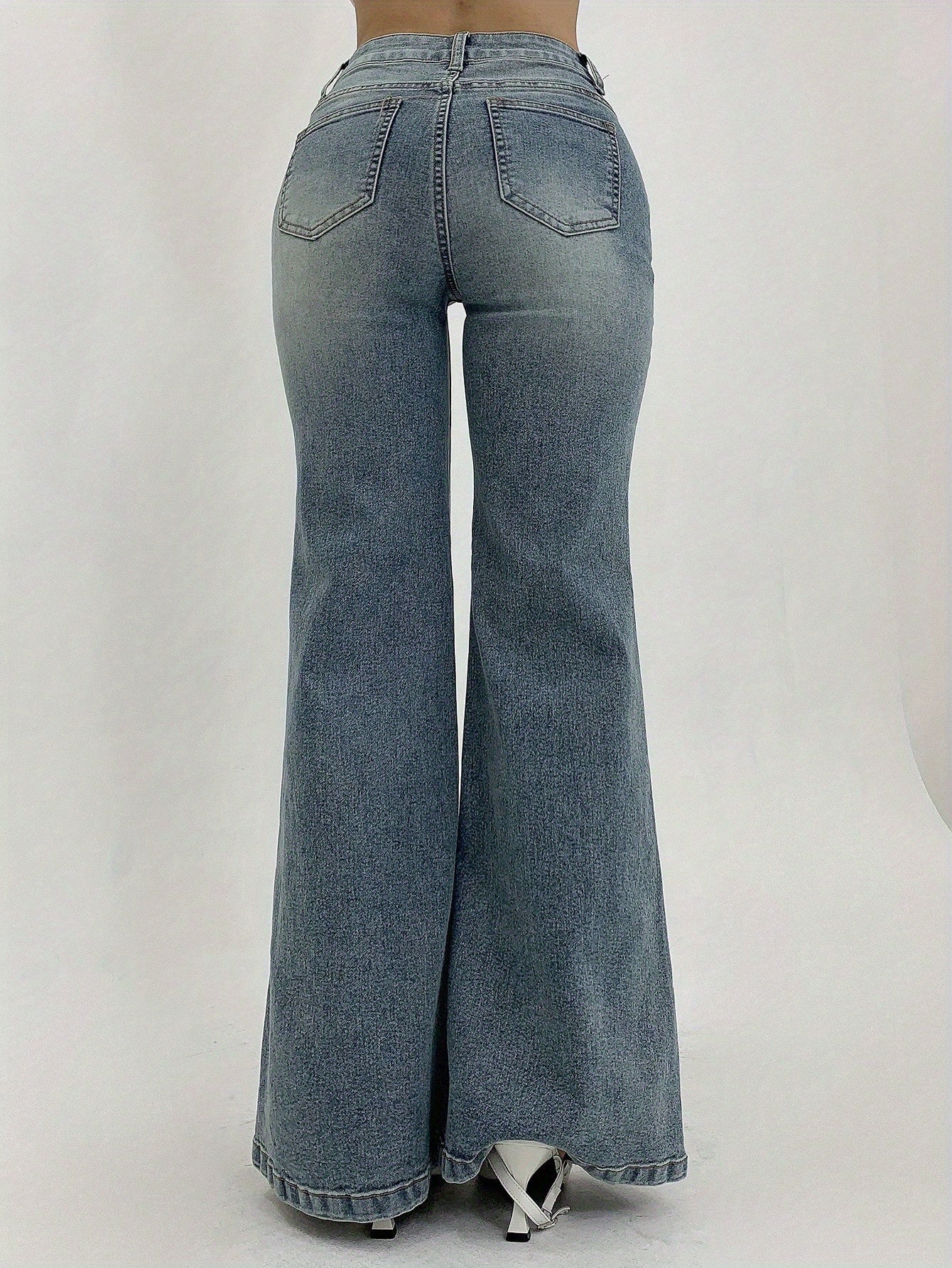 Jean évasé slim élégant pour femmes – Denim extensible, boutons décoratifs, polyvalent et stylé, bleu foncé, toutes saisons