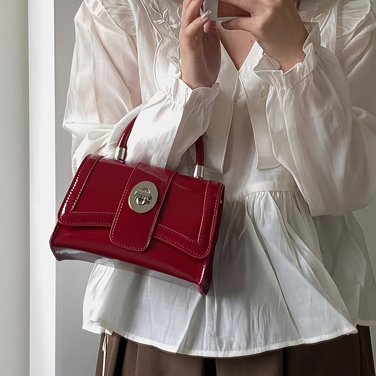 Sac à main femme élégant en similicuir bordeaux à motif crocodile, avec bandoulière ajustable, fermeture à rabat et emblème métallique