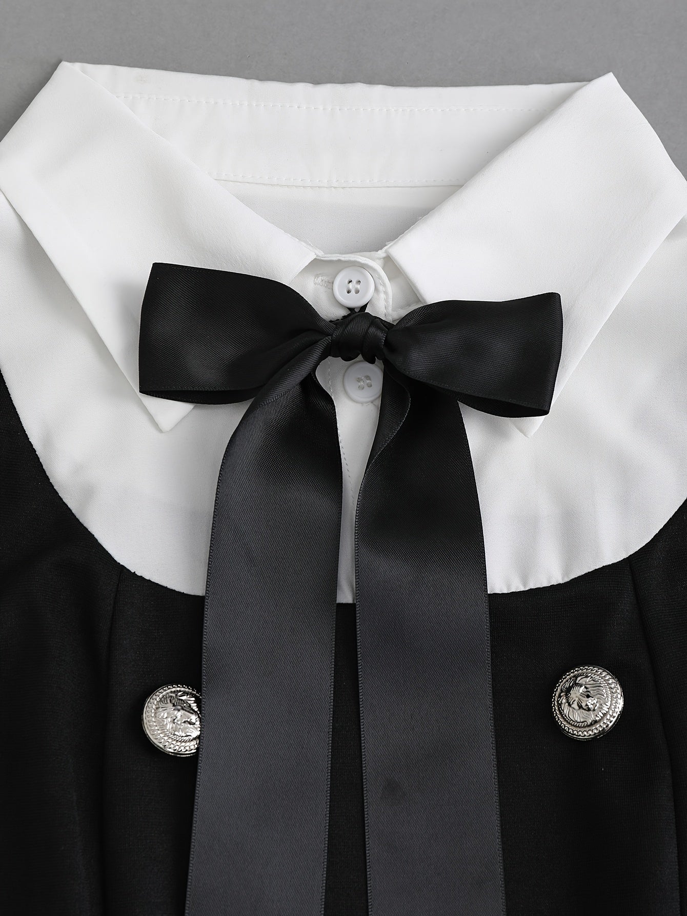 Robe élégante femme à col montant – Manches longues, coupe ajustée, boutons décoratifs