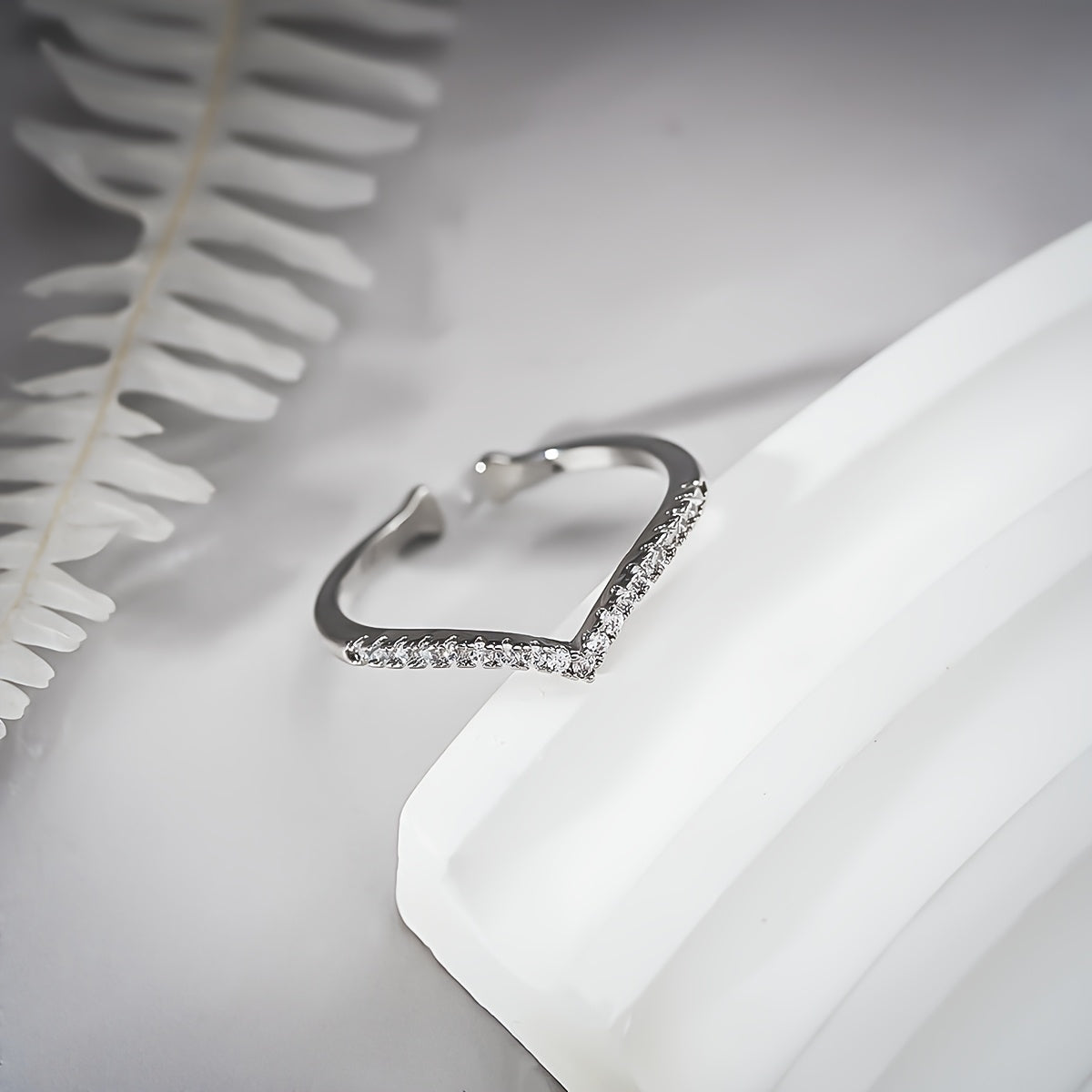 Bague Élégante en Forme de V pour Femme – Style Naturel et Simple, Bague Ouverte Géométrique Faite à la Main, Accessoire Polyvalent pour le Quotidien et les Vacances, Tendance et Confortable, Excellent Cadeau pour Amies et Proches