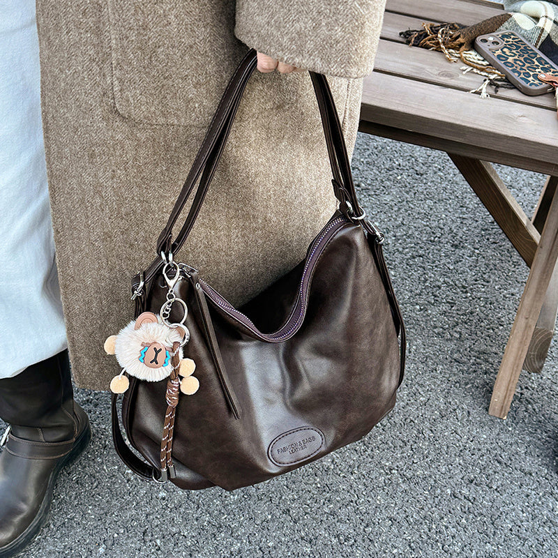 Sac à Épaule Fashion avec Charm, Convertible en Sac à Dos, Grand Cabas pour Sorties d’Hiver - Disponible en Kaki Foncé, Marron Foncé, Noir - Matière PU avec Doublure,