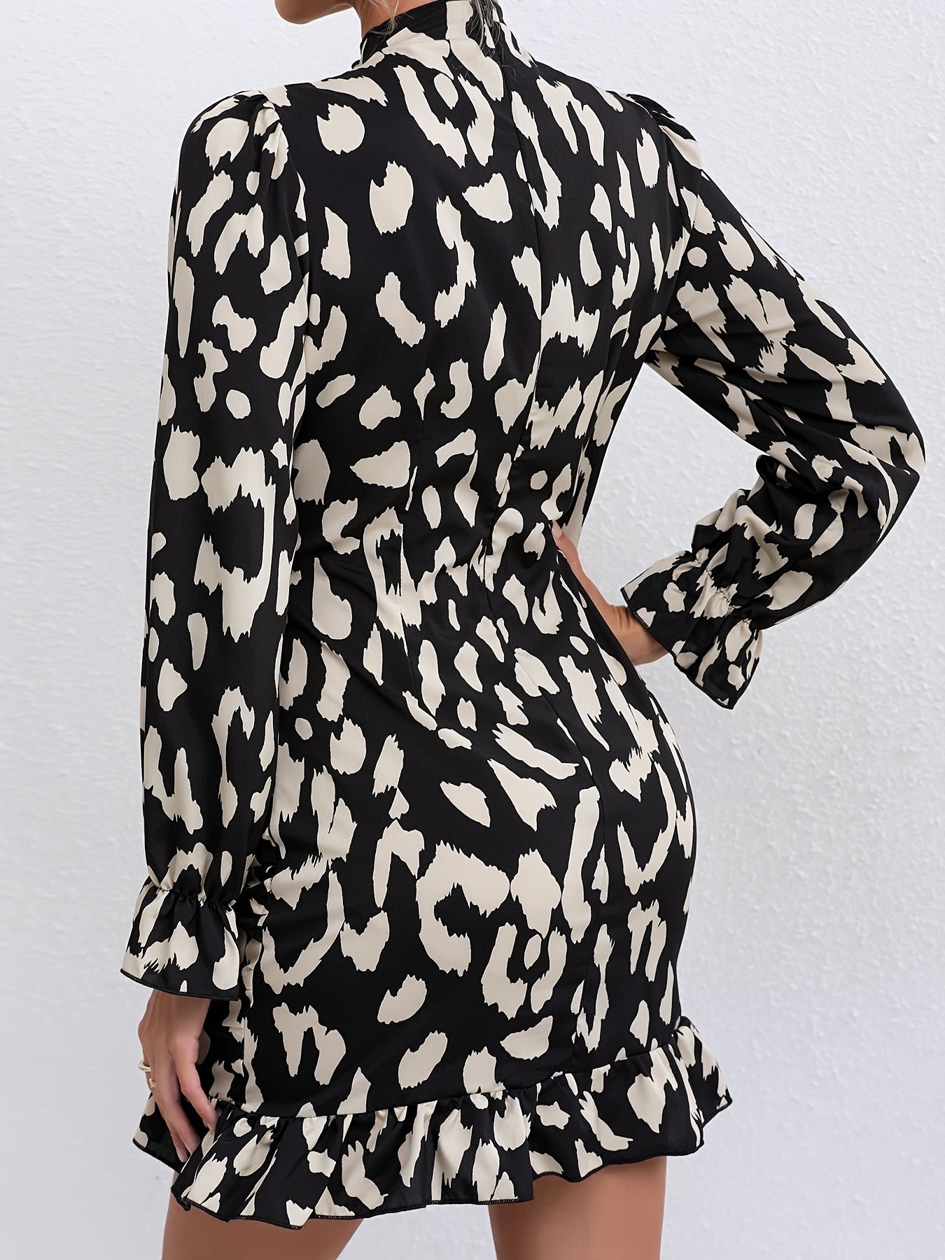 Robe moulante femme à imprimé léopard noir et blanc, col haut, manches longues, détail zip stylé, idéale pour printemps et été, mode adulte décontractée