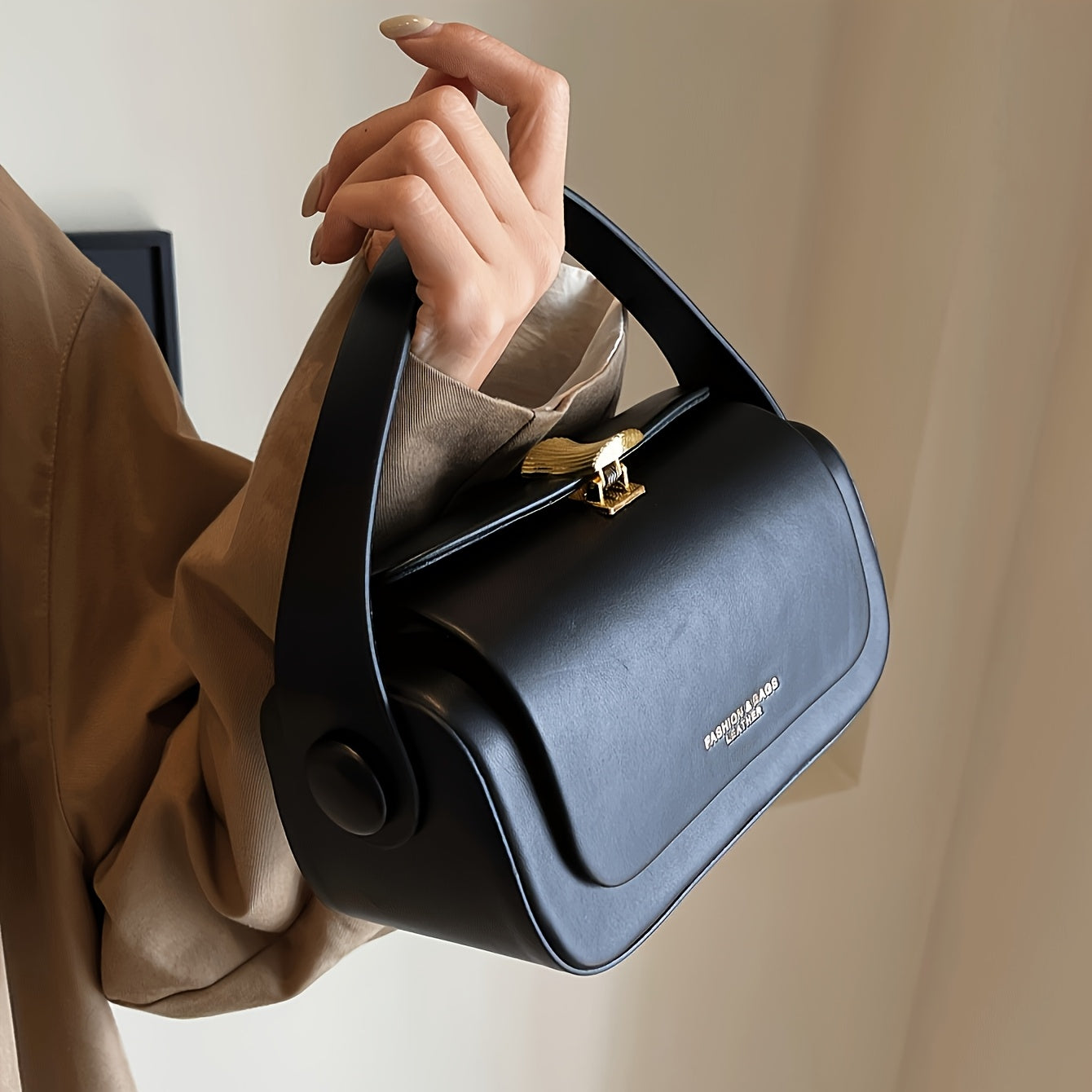 Sac noir élégant en simili cuir avec détails dorés – Petit sac rigide pour femmes