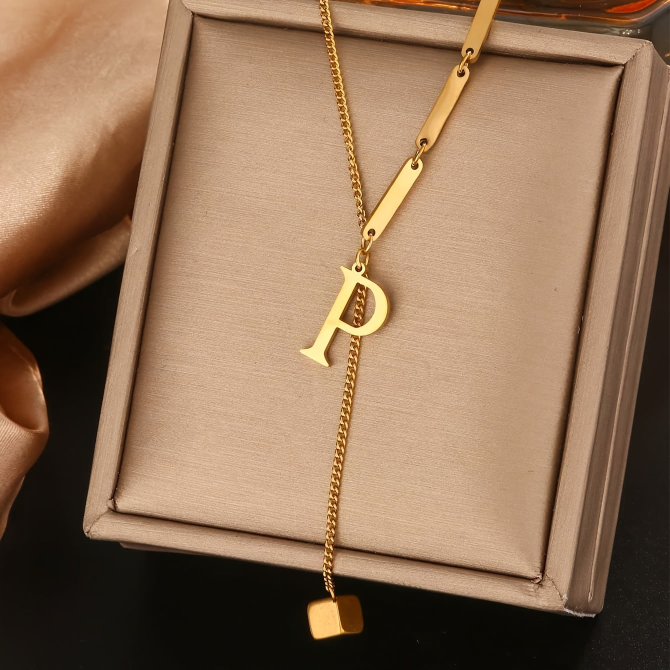 Collier Tendance à Pampilles avec 26 Lettres pour Femme – Pendentif en Acier Inoxydable Plaqué Or 18K, Design en Forme de Y avec Grelots Élégants, Idéal pour le Port Quotidien et comme Cadeau Raffiné