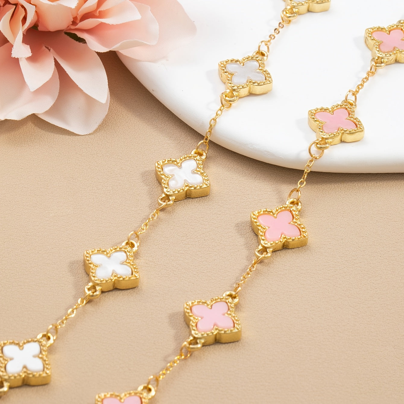 2 bracelets trèfle chanceux simples et stylés (2 pcs/set), accompagnés de bracelets à chaînes multi-couches blanc et noir, adaptés au quotidien, pour la remise des diplômes, la rentrée, la Saint-Valentin, la fête des mères, cadeaux, etc.