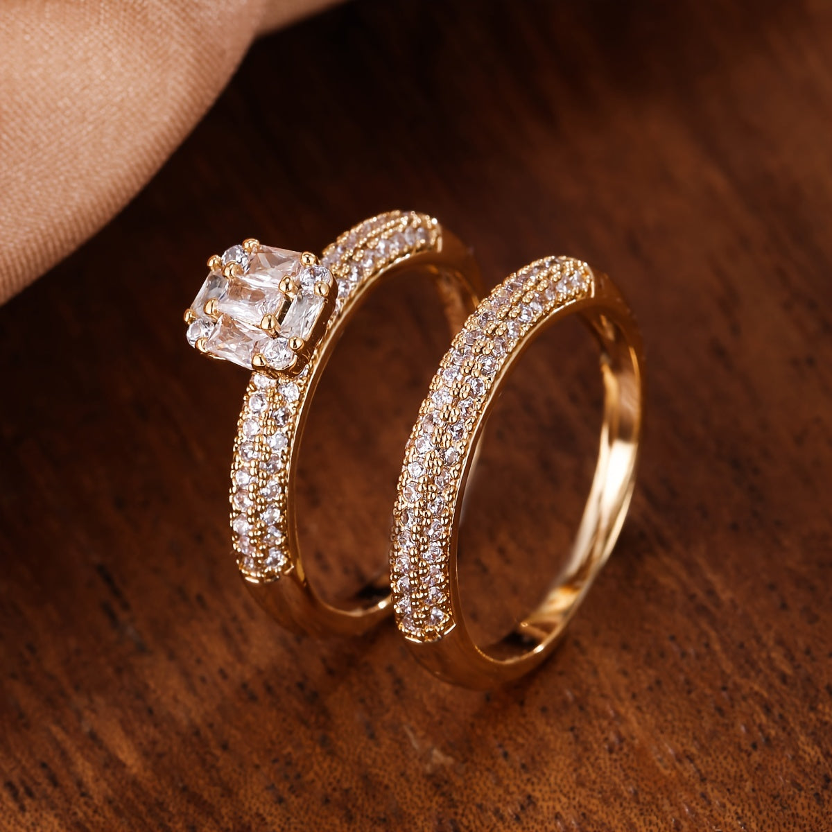 A Set of Simple And Stylish Engagement And Wedding Rings from Europe And America.