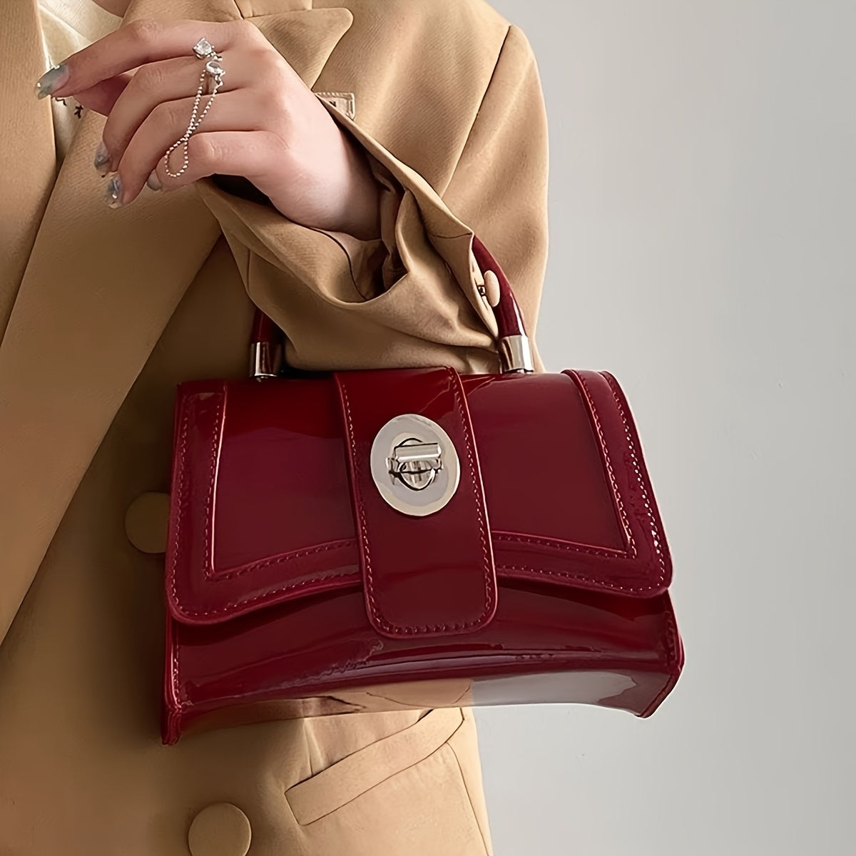 Sac à main femme élégant en similicuir bordeaux à motif crocodile, avec bandoulière ajustable, fermeture à rabat et emblème métallique