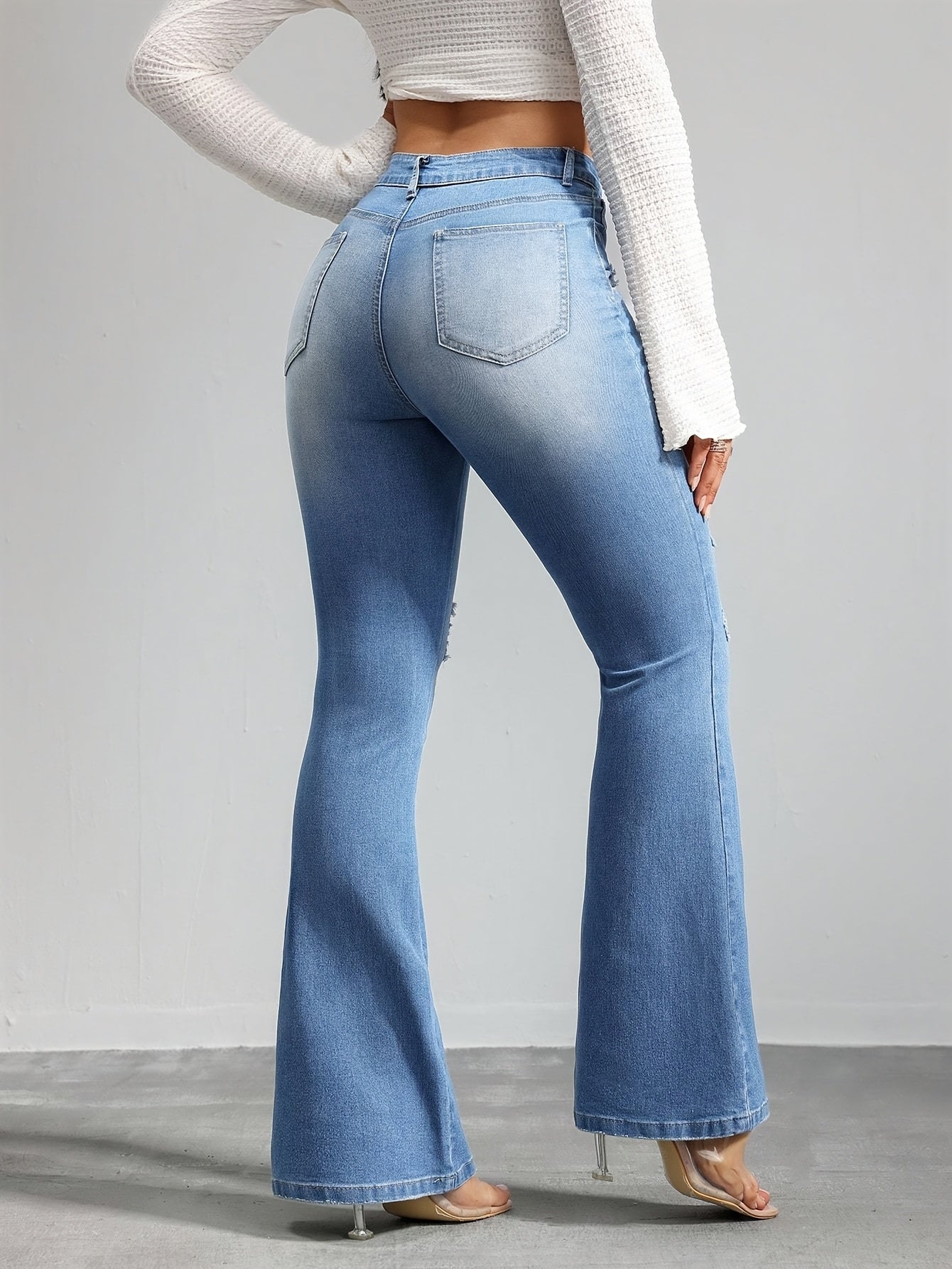 Jean évasé taille haute pour femmes – Denim stretch bleu clair, détails déchirés, style décontracté, fermeture bouton, confort toutes saisons