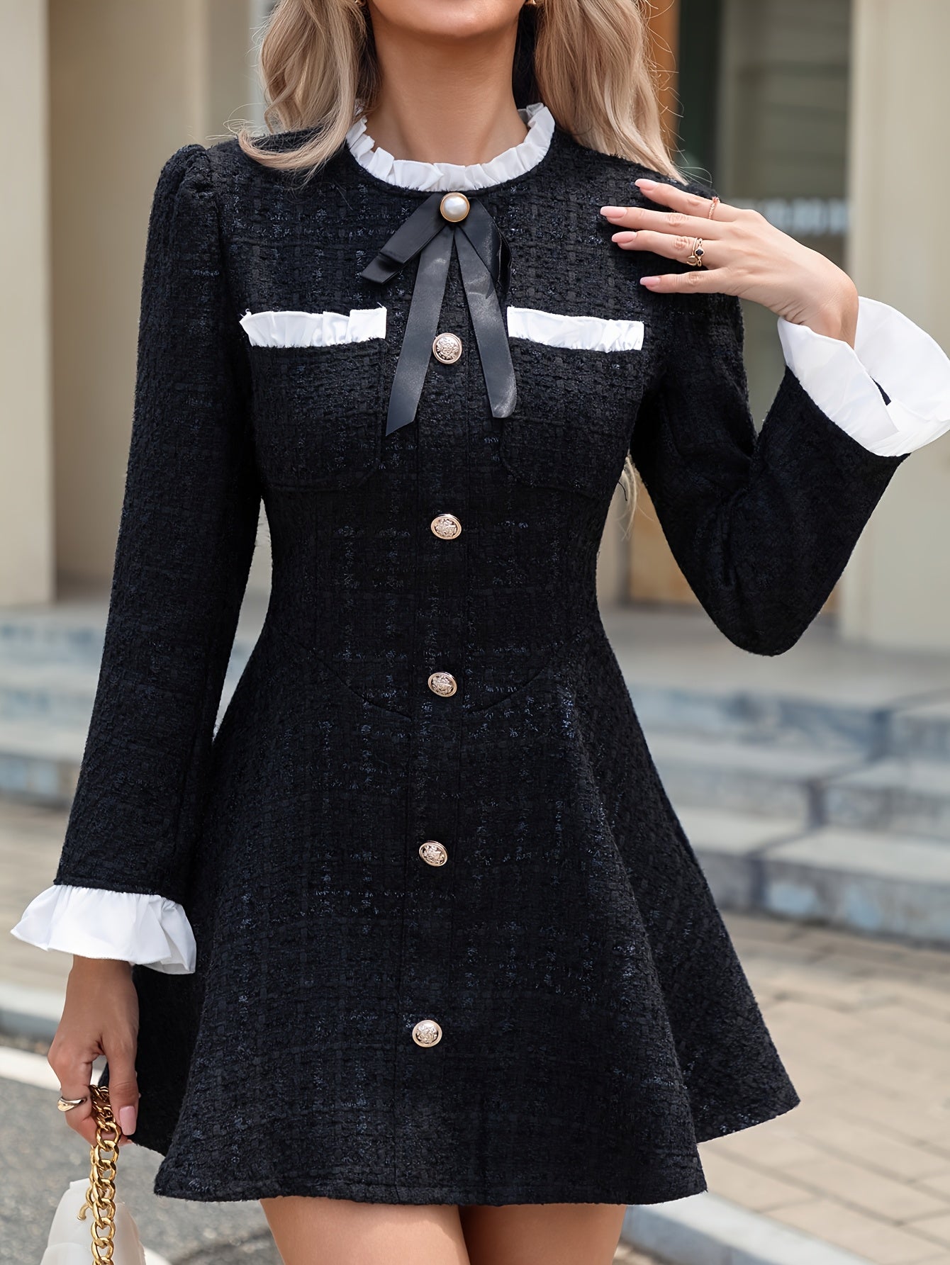 Robe élégante à sequins noirs avec col et poignets blancs