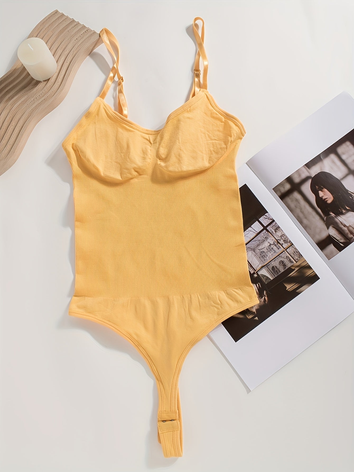 Body sculptant femme sans couture avec string intégré, ouverture à l’entrejambe et bretelles réglables, maintien moyen, sans coques poitrine