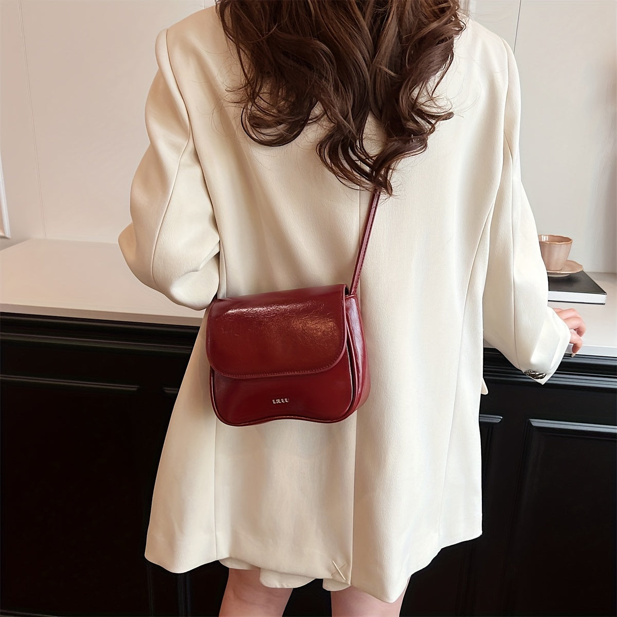 Sac bandoulière rouge élégant pour femmes – petit format carré avec poche pour téléphone, durable et décontracté, bandoulière réglable 100 cm, doublure polyester, parfait pour trajets quotidiens