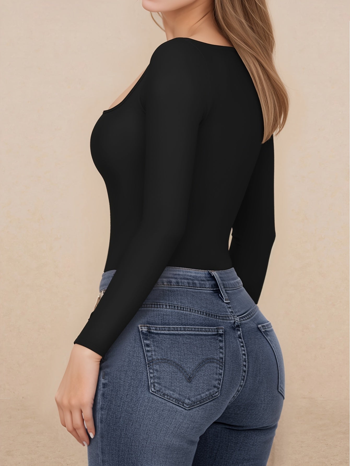 Body femme à col carré, couleur unie, manches longues. Coupe sexy et élégante, pièce unique idéale pour toutes les occasions