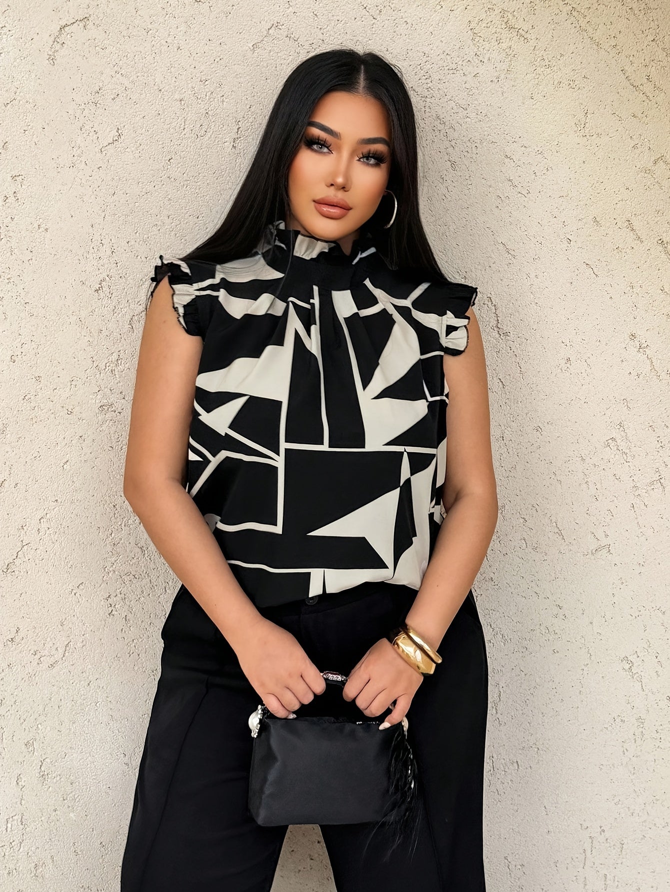 Grande taille – Blouse élégante col montant à imprimé géométrique pour femmes, top sans manches été avec ourlet asymétrique, design noir et blanc, tissu non extensible, parfaite pour tenues décontractées ou stylées, mode estivale