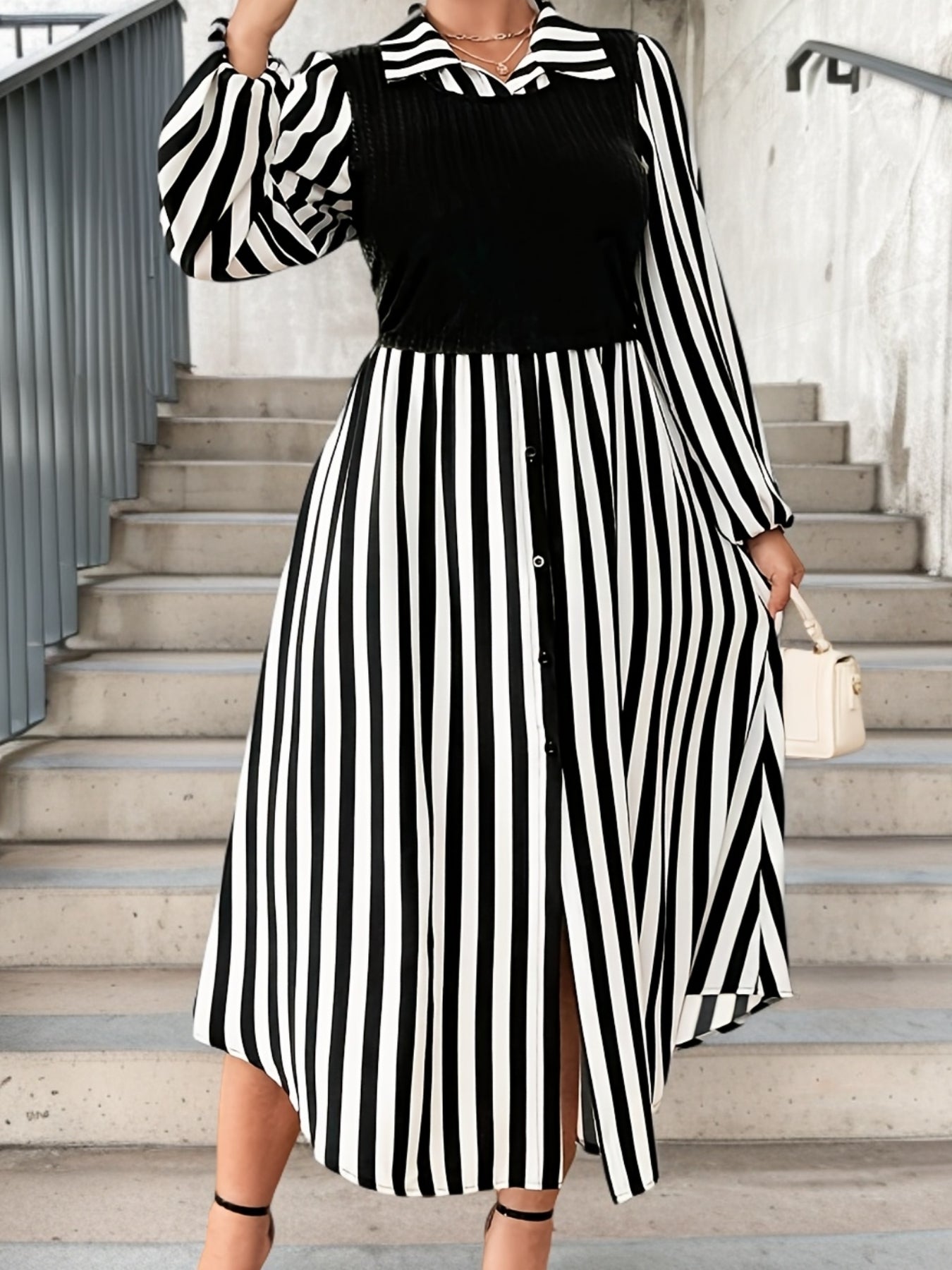 Robe Longue Grande Taille Élégante – Rayures Verticales Noir et Blanc, Manches Longues, Col Boutonné, Jupe A-Ligne Flowy, Tissu Non Extensible