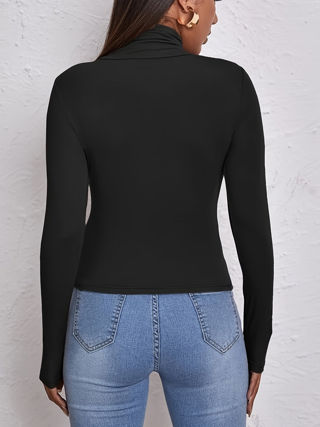 Crop top femme à col montant et manches longues, tissu extensible mélange polyester noir, coupe décontractée chic avec détail de boutons, parfait pour automne/hiver, style minimaliste